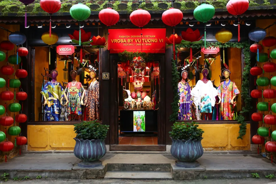 Áo thun nhiều màu trên kệ
